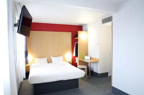 1 queen bed, 2 twin beds