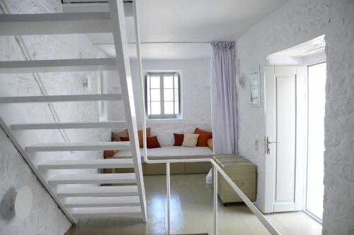 Ecloge, Hydra Island