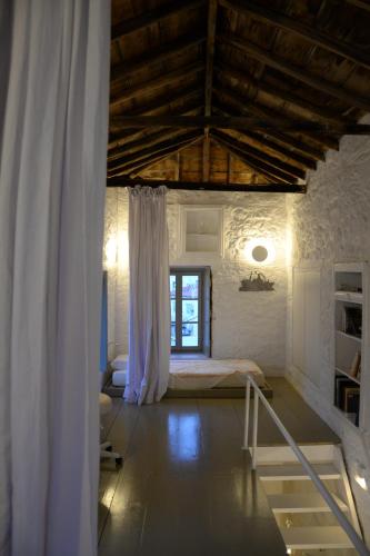 Ecloge, Hydra Island