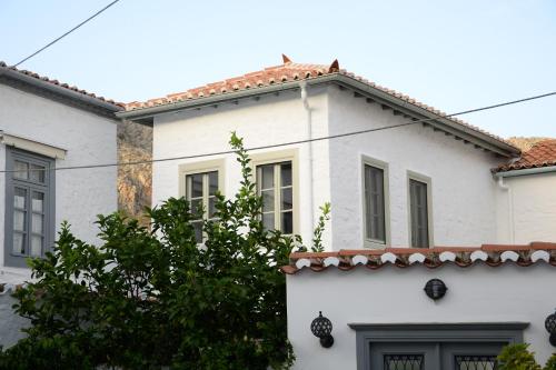 Ecloge, Hydra Island