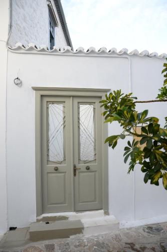 Ecloge, Hydra Island