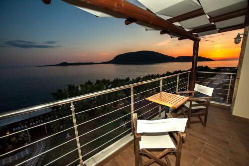  Entheon Rooms in Marathopoli