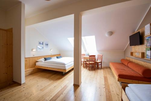 2 queen beds, 1 twin bed