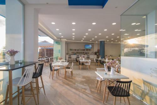 Shared lounge/TV area, Belvedere Village in Gazi