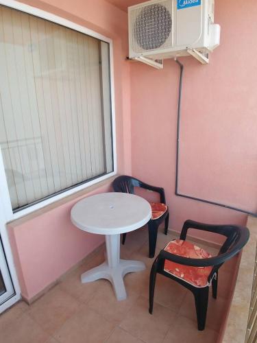Double Room with Balcony image 4