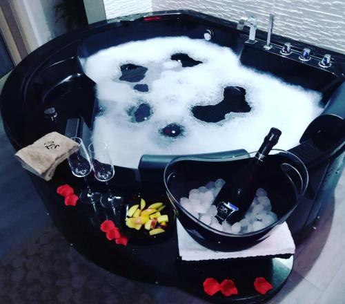 Hot tub, Pandora Luxury Suite in Carovigno