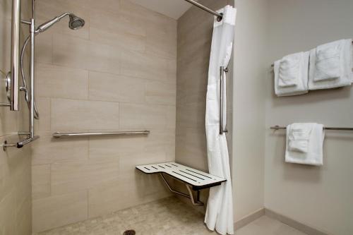 Holiday Inn Express & Suites - Elizabethtown North, an IHG Hotel