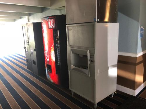 Economy Inn North Randall - image 12