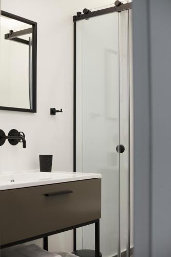 Cozy Double Room with Urban View image 8