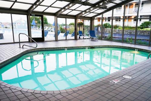 泳池, 水手度假酒店 (Mariner Resort) in 奧甘奎特 (ME)