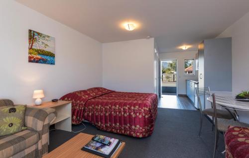 Greens Motel Ideally located in the Annesbrook area, Greens Motel promises a relaxing and wonderful visit. The property features a wide range of facilities to make your stay a pleasant experience. Facilities like 