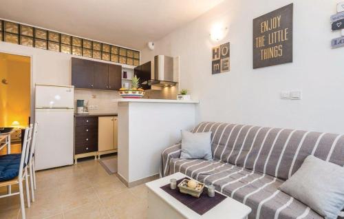 Apartments with a parking space Rijeka - 13976 Rijeka