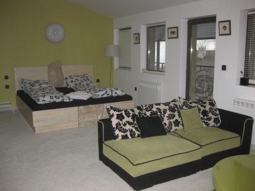 room detail thumbnail 1