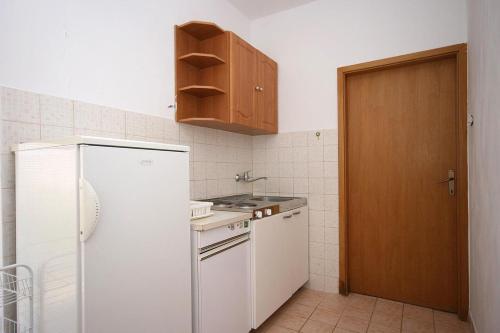Apartments by the sea Rogoznica - 4660 - image 4
