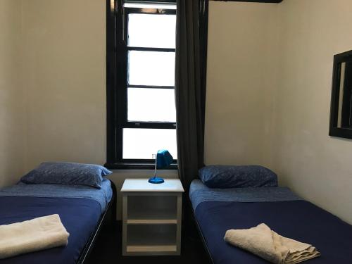 Coogee Beach House - Hostel Room Type - Single Room with Shared Bathroom