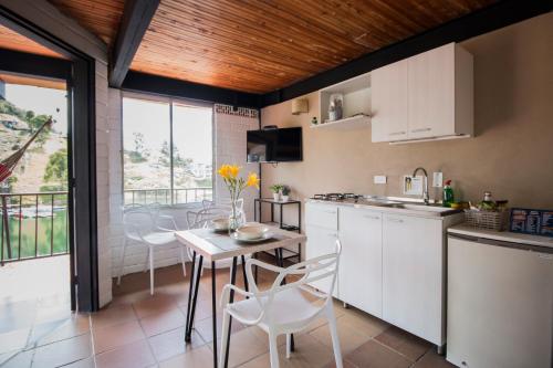 Kitchen, Ecolodge Bahia del Penon in Guatape