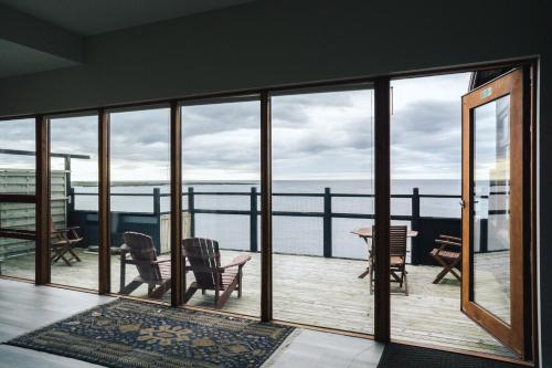 Balcony/terrace, Kleifar: Ocean View Apartment in Hellissandur