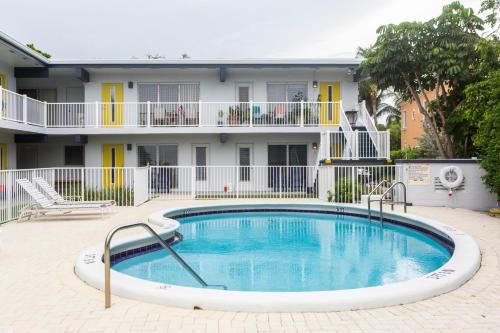 Lovely apartment on the canal with a pool in Fort Lauderdale, USA