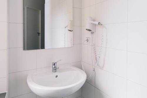 Twin Room with Shared Bathroom image 7