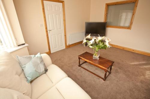 Holly Lodge - image 5