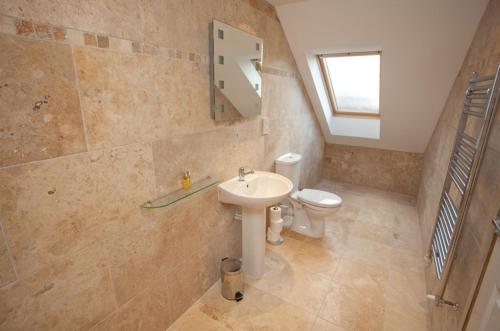 Holly Lodge - image 11
