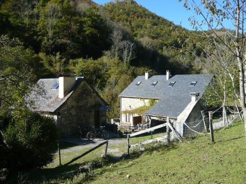 LES TROIS MAISONS