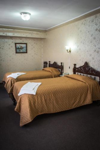 2 twin beds