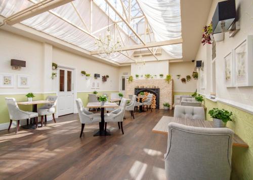 The Highworth Hotel - image 2