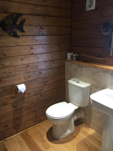 Bathroom, Hill cottage cabins in Great Glen Way