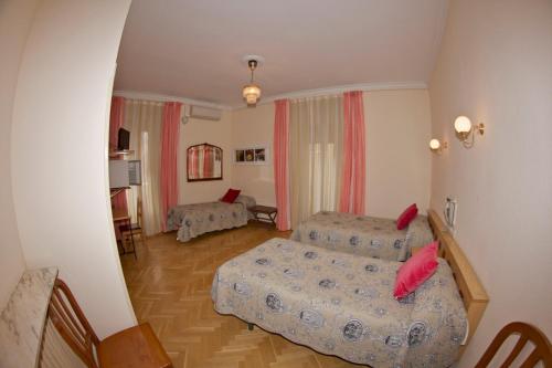 Quadruple Room image 6