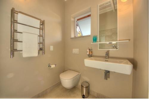 158440201 Amberhall Guesthouse
