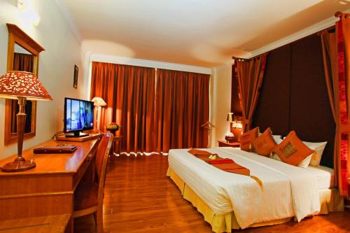 Angkor Century Resort & Spa Room Type - Deluxe Double Room with Balcony Pool View