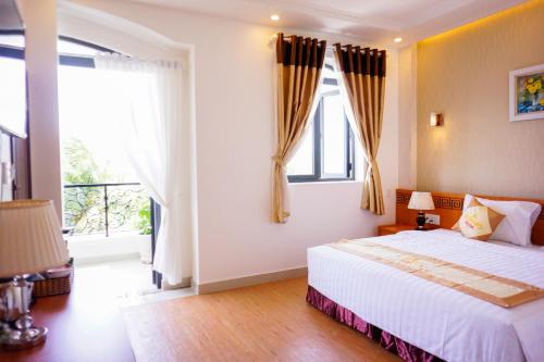 Nu Hoang Hotel - Tap to explore photos