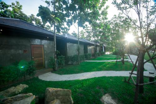 Chiang Klong Riverside Resort Room Type - King Room with Balcony