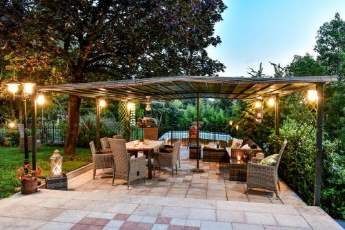Villa Isidoro ampio parco ,piscina privata, arte e giochi , fitness, Verona (foto 3)