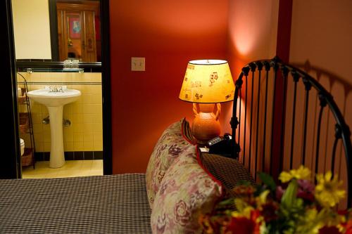 Queen Room image 10