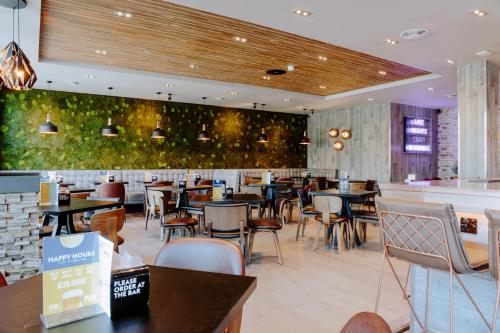 Village Hotel Farnborough - image 5