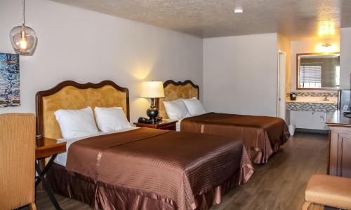 2 queen beds