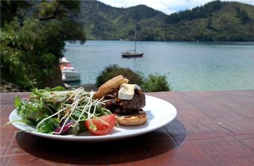 Ēdiens un dzērieni, Lochmara Lodge - 20mins by boat from Picton in Lochmara Bay