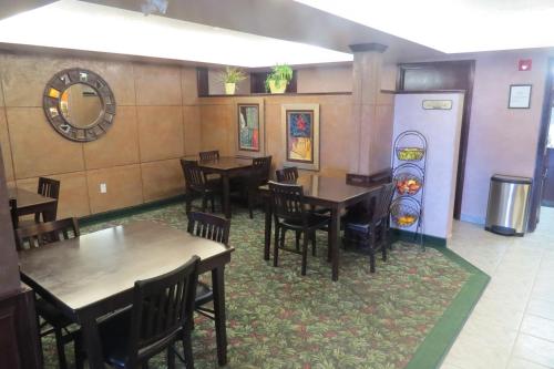 Rocky Inn Express in Rocky Mountain House