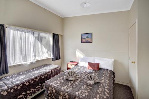 2 bedrooms, 4 beds
