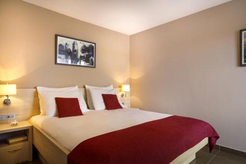 1 queen bed, 1 sofa bed
