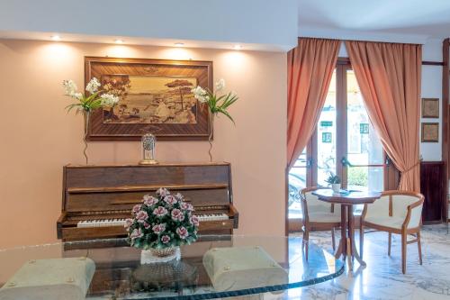 Hotel Ascot - image 11