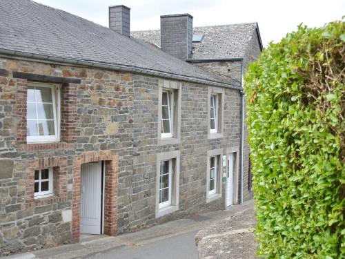  Vintage Holiday Home in Vencimont with Terrace, Unterkunft in Vencimont