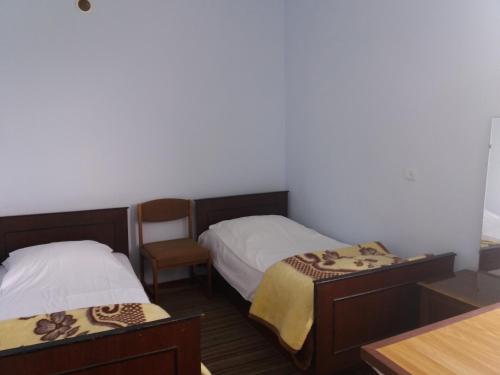 2 twin beds