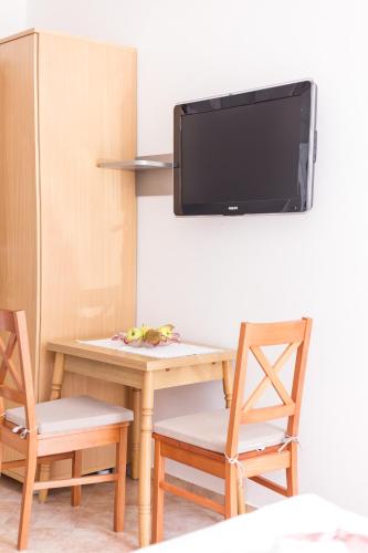 Studio with Garden View (3 Adults) image 10