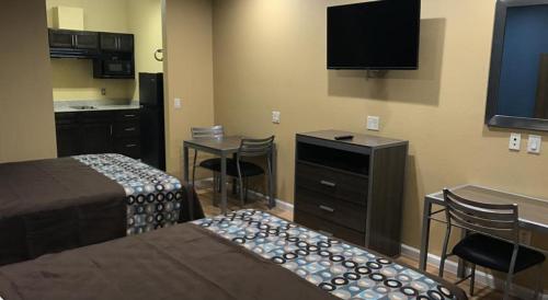 Deluxe Inn & Suites - Baytown - image 9