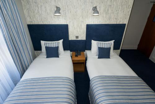 Falcon Hotel - image 2