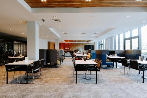 Village Hotel Farnborough - image 2