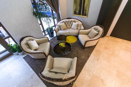 Bon Hotel - image 2